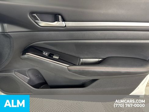 Used 2025 Nissan Altima 2.5 SR FWD image 17