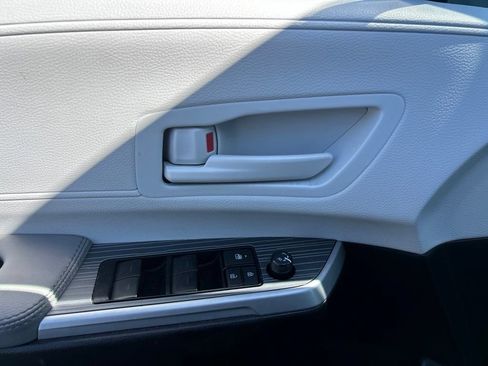 Used 2025 Toyota Sienna LE FWD image 18