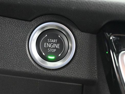 Used 2025 Chevrolet Traverse LT image 32