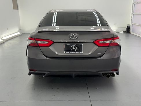 Used 2018 Toyota Camry SE w/ Accessory Appearance Package image 9