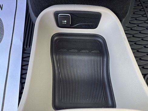 Used 2024 Chrysler Pacifica Limited FWD image 18