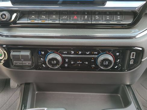 Used 2022 Chevrolet Silverado 1500 ZR2 w/ Technology Package AWD/4WD image 18