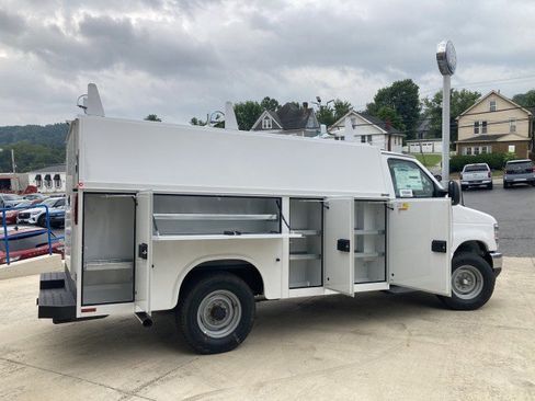 New 2027 Ford E-350 and Econoline 350 Super Duty w/ Power Equipment Group RWD image 4