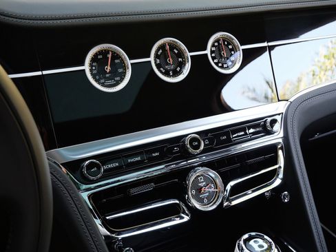 Used 2022 Bentley Flying Spur Plug-In Hybrid AWD/4WD image 17