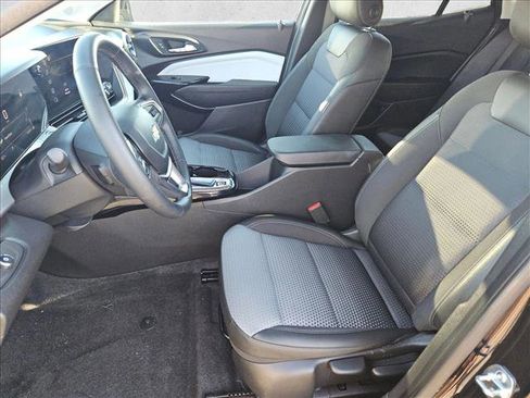 Used 2025 Chevrolet Trax LT w/ LT Convenience Package image 15