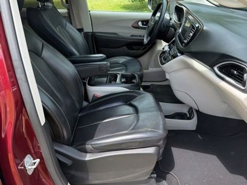 Used 2021 Chrysler Voyager Lxi FWD image 4