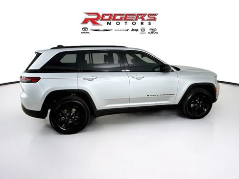 Certified 2024 Jeep Grand Cherokee Altitude AWD/4WD image 9