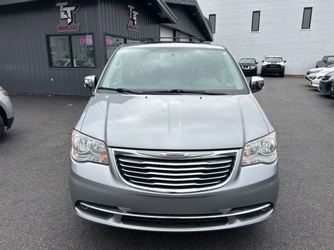 Used 2016 Chrysler Town & Country Touring-L image 9
