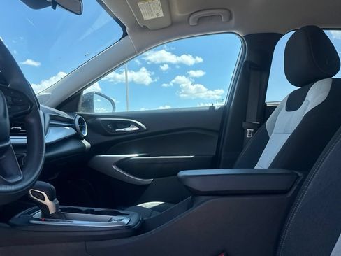 Used 2025 Chevrolet Trax LS FWD image 39
