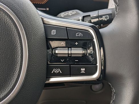 Used 2025 Kia Carnival image 20