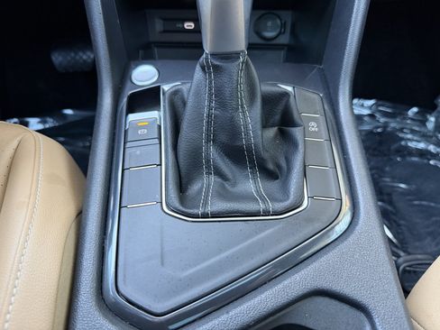Used 2024 Volkswagen Tiguan SE w/ Panoramic Sunroof Package FWD image 24