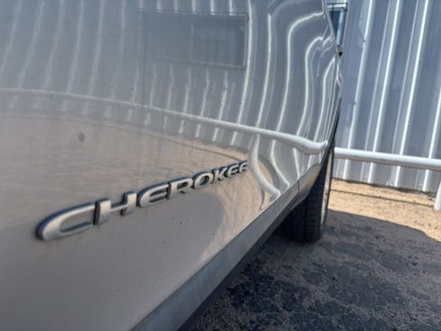 Used 2014 Jeep Cherokee Limited w/ Technology Group AWD/4WD image 9