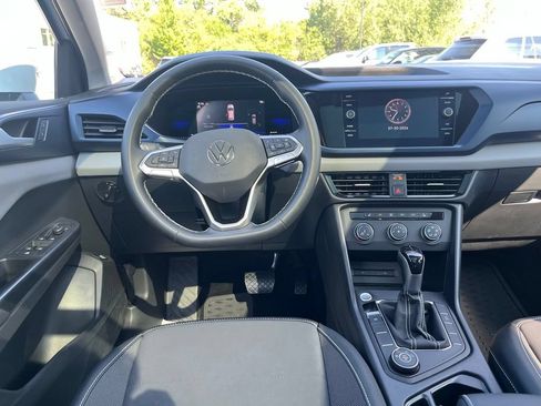 Certified 2022 Volkswagen Taos SE w/ Panoramic Sunroof Package AWD/4WD image 21