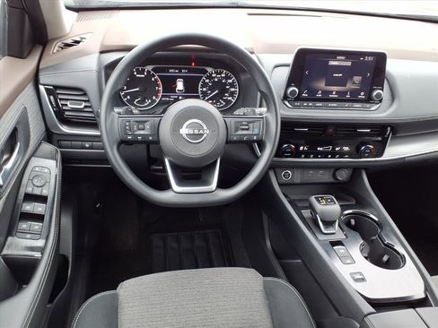 Used 2022 Nissan Rogue SV image 4