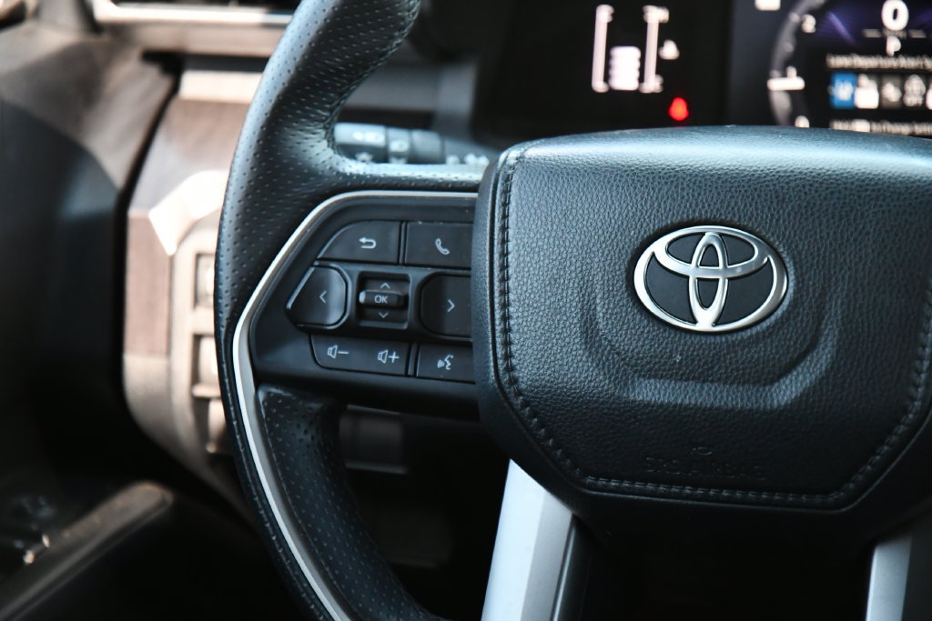 Used 2025 Toyota 4Runner SR5 AWD/4WD image 33