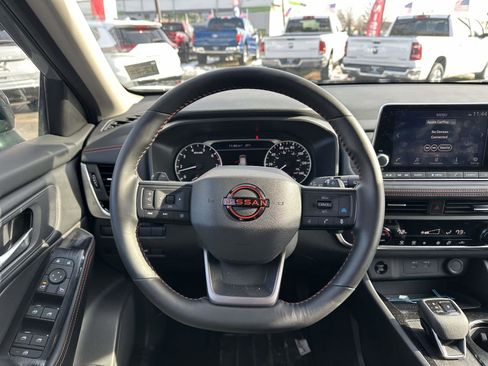 Used 2025 Nissan Rogue SV image 10