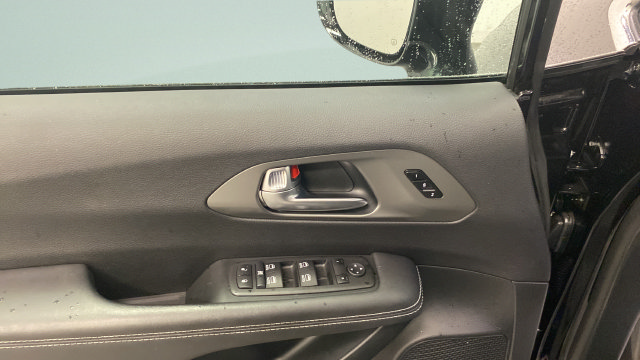 Used 2025 Chrysler Pacifica Select FWD image 24