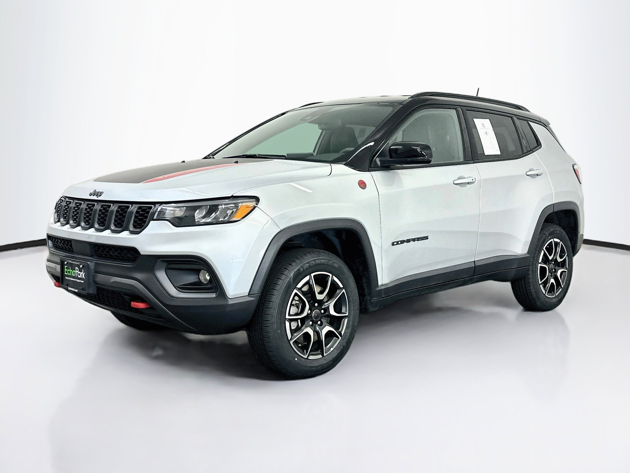 Used 2025 Jeep Compass Trailhawk AWD/4WD image 3