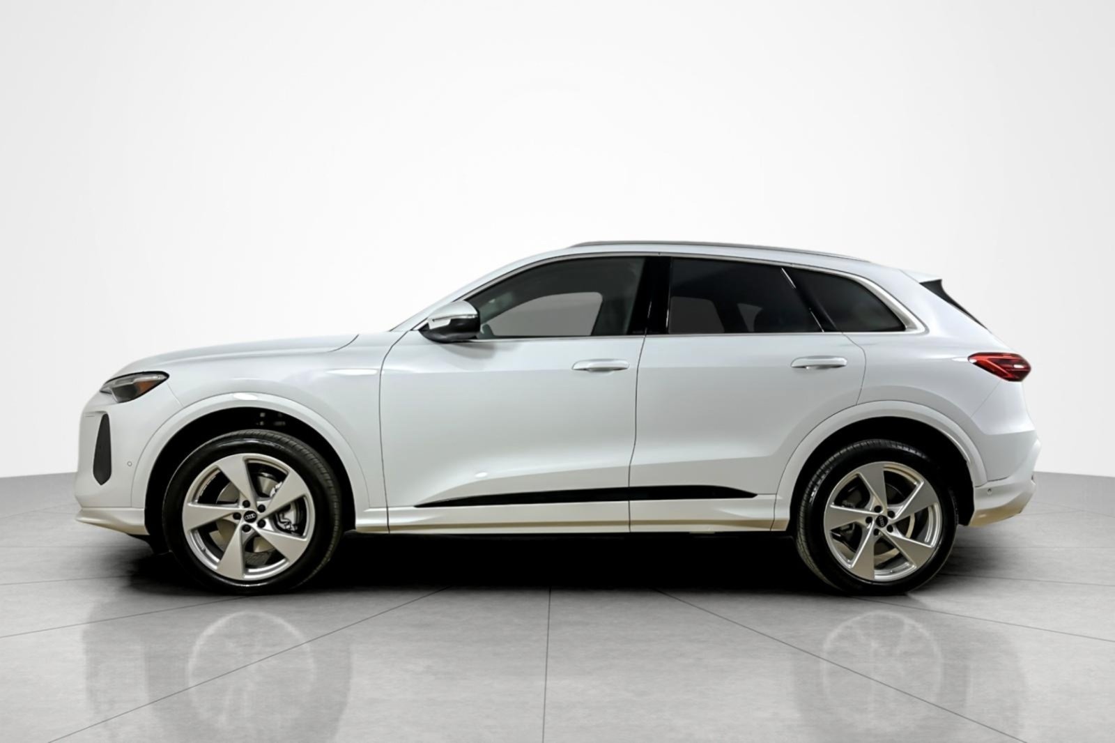 Used 2025 Audi Q5 Premium Plus w/ Premium Plus AWD/4WD image 2