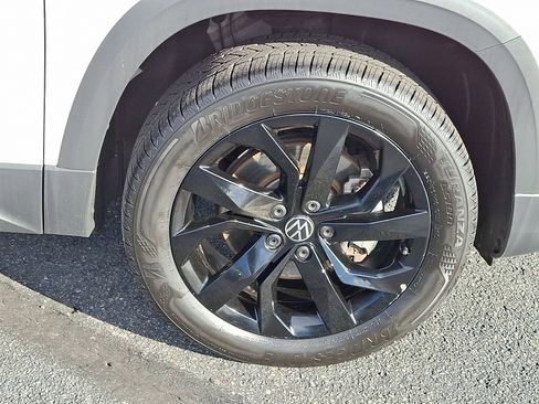 Used 2023 Volkswagen Taos SE w/ Black Wheel Package image 8
