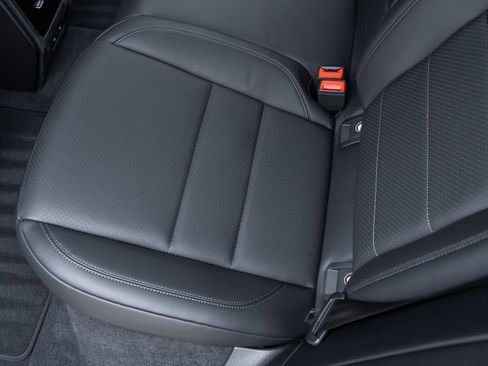 Certified 2025 Porsche Macan Electric RWD image 33