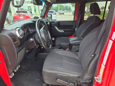 Used 2013 Jeep Wrangler Unlimited Rubicon w/ Connectivity Group AWD/4WD image 9