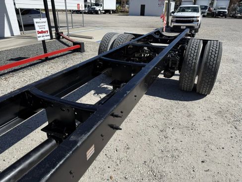 Used 2022 Ford F750 2WD Crew Cab Super Duty image 12