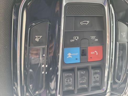 Used 2024 Jeep Grand Cherokee Overland w/ Luxury Tech Group IV AWD/4WD image 29