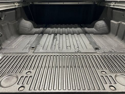 Used 2018 Nissan Titan SV image 5