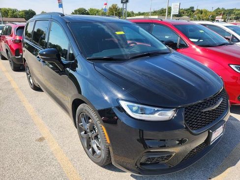 New 2026 Chrysler Pacifica Limited w/ S Appearance Package image 1