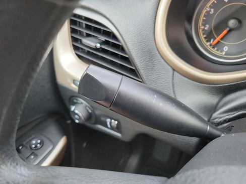 Used 2018 Jeep Cherokee Latitude FWD image 15