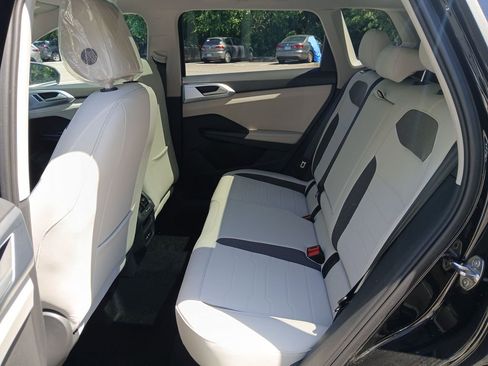 New 2026 Volkswagen Taos SE AWD/4WD image 24