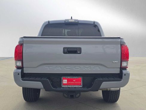 Used 2018 Toyota Tacoma TRD Sport w/ Technology Package AWD/4WD image 4