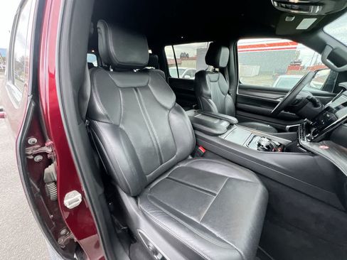 Used 2024 Jeep Wagoneer L Series II w/ Flexible Seating Group AWD/4WD image 28