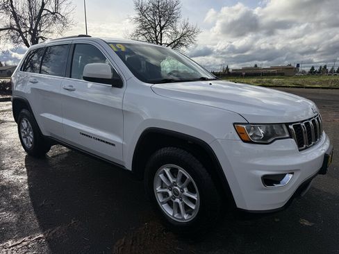 Used 2019 Jeep Grand Cherokee Laredo image 1
