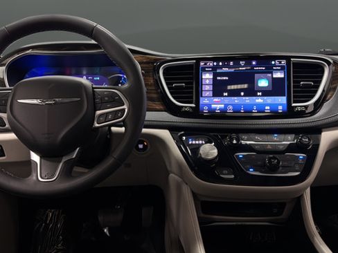 Used 2023 Chrysler Pacifica Limited w/ Uconnect Theater Family Group FWD image 11