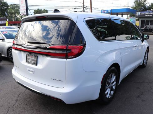 Used 2026 Chrysler Pacifica Limited FWD image 5