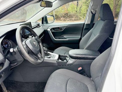 Used 2021 Toyota RAV4 LE image 10