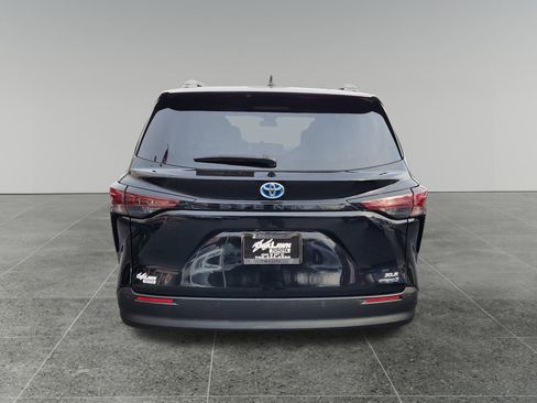 Certified 2023 Toyota Sienna XLE image 6