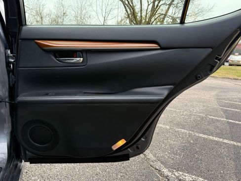 Used 2013 Lexus ES 300h image 19