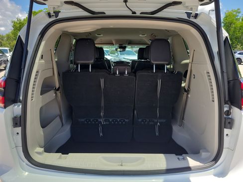 Used 2023 Chrysler Pacifica Touring-L FWD image 10