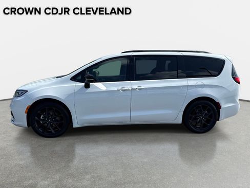 Used 2025 Chrysler Pacifica Limited FWD image 8
