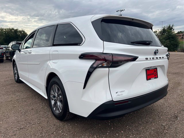 Used 2024 Toyota Sienna LE AWD/4WD image 3