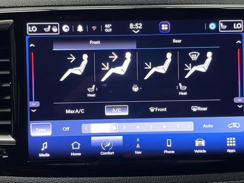 Used 2024 Chrysler Pacifica Limited FWD image 17