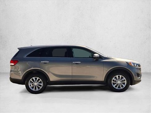 Used 2017 Kia Sorento L image 4
