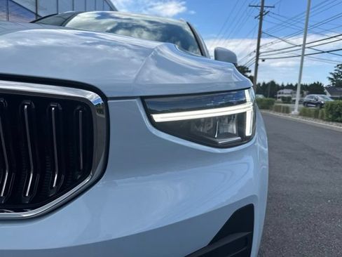 Certified 2025 Volvo XC40 B5 Core AWD/4WD image 6