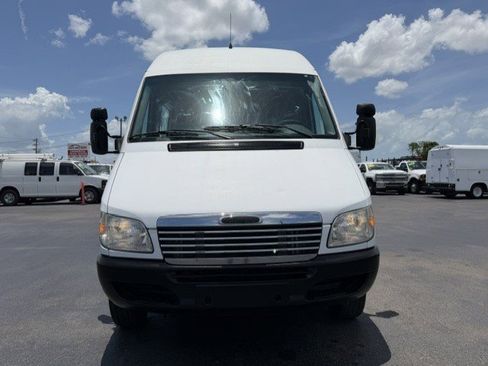 Used 2005 Freightliner Sprinter 3500 RWD image 2