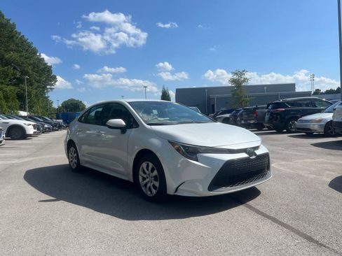 Used 2022 Toyota Corolla LE FWD image 12