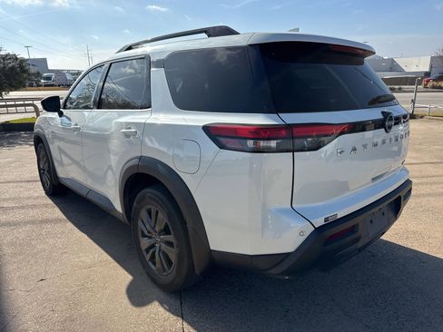 Used 2022 Nissan Pathfinder SV image 5