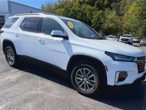 Used 2023 Chevrolet Traverse LT w/ Rear Camera Mirror Package image 2